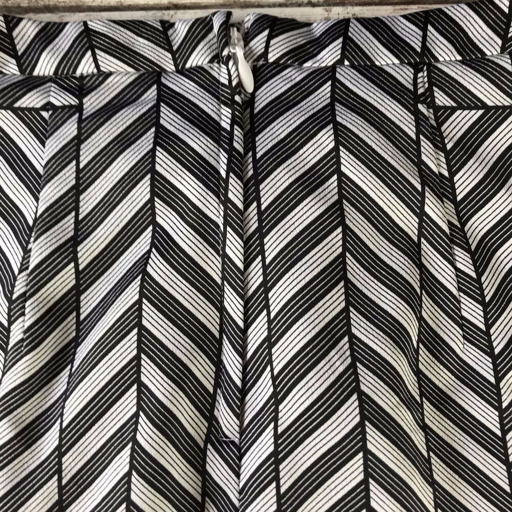 H&M Womens Skirt Black and White Print Size 4 Polyester 16" Length Lined - Picture 9 of 9